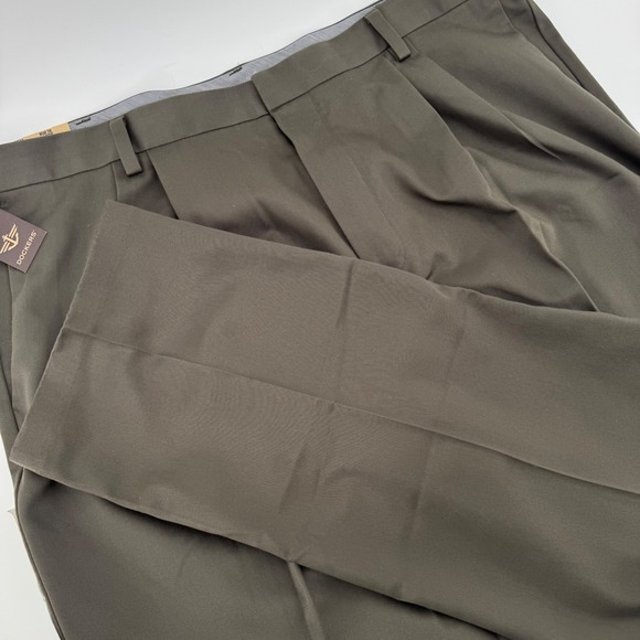 Dockers Other - Dockers D3 Classic Fit Pleated Khaki Pants Mens W44 L30 Never Iron‎ Olive Green
